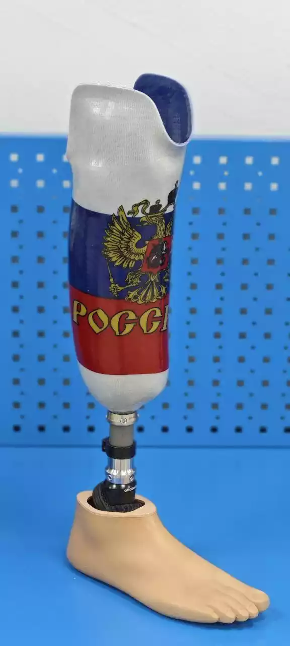 Протез ноги с дизайном в центре протезирования и реабилитации